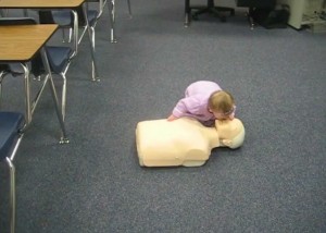 Μωρό κάνει καρδιοαναπνευστική αναζωογόνηση στο πλαστική κούκλα. ειδικευόμενοι eidikeyomenoi eidikeuomenoi