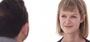 Δύο ανθρωποι που κοιτιούνται στα μάτια και χαμογελούν. Ειδικευόμενοι Eidikeuomenoi