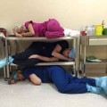 Περίεργες στάσεις ύπνου ειδικευομένων. Ειδικευόμενοι ιατροί eidikeyomenoi eidikeuomenoi