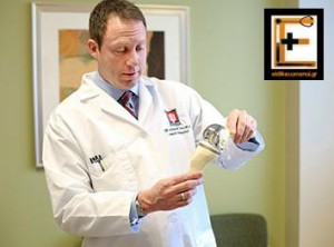 Ιατρός σκλάβος σερβίρει παγωτό. Επίσχεση συλλόγου ειδικευομένων Σισμανογλείου. Ειδικευόμενοι eidikeyomenoi eidikeuomenoi