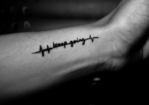 τατουάζ με καρδιογράφημα που συνεχίζεται με το keep going. eidikeyomenoi eidikeuomenoi