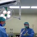 ορθοπαιδικός σφυρί κοπανάει χειρουργείο. Eidikeyomenoi eidikeuomenoi