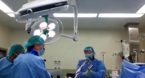 ορθοπαιδικός σφυρί κοπανάει χειρουργείο. Eidikeyomenoi eidikeuomenoi