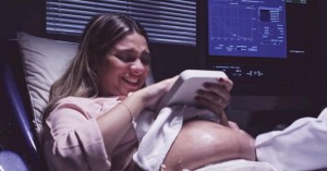 τυφλύ έγκυος μητέρα βλέπει το μωρό της μέσω τρισδίαστατης εκτύπωσης. Ειδικευόμενοι eidikeyomenoi eidikeuomenoi