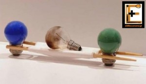 λάμπες κουβαλούν καμμένη λάμπα σε φορείο