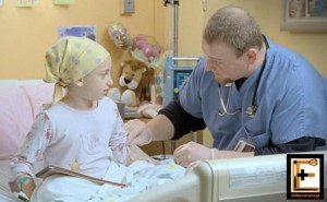 Νοσηλευτής δίνει σε κοριτσάκι αγωγή φάρμακο ενδοφλέβια. Τραγούδι