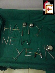 Καλή χρονιά happy new year με χειρουργικά εργαλεία. Εργαλειοδότης εργαλειοδότρια. Χειρουργείο. Χειρουργός. Ειδικευόμενοι