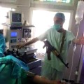 Ιατρός Νοσηλευτής Χειρουργός χειρουργείο με ΑΚ-47 πολυβόλο όπλο