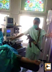 Ιατρός Νοσηλευτής Χειρουργός χειρουργείο με ΑΚ-47 πολυβόλο όπλο