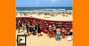 Παραλία με βιβλιοθήκη στην άμμο, βιβλία, Ιατροί, Νοσηλευτές, Νοσηλεύτριες διαβάζουν