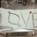 Αγάπη Love με εργαλεία χειρουργείου