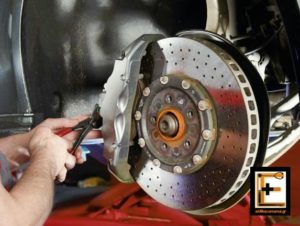 Μηχανικός "ιατρός" αφαιρεί τα φρένα. Χωρίς πέδη