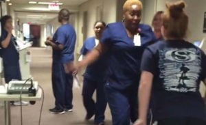 Κορίτσι κάνει έκπληξη στη Νοσηλεύτρια, σηκώνεται από καροτσάκι που ήταν παράλυτη και περπατά για να την αγκαλιάσει