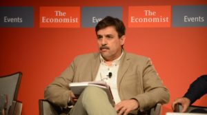 Ανδρέας Ξανθός, υπουργός υγείας με φόντο "the economist"