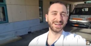 Ξενυχτισμένος νέος ιατρός του ΕΣΥ, μετά από πετυχημένη γέννα, μας δίνει την άποψή του για το νόημα της ζωής. Φιλιά από έναν ιατρό που παλεύει στο ΕΣΥ