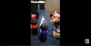 σακχαρόμετρο μετρά τη γλυκόζη σε σταγόνα αναψυκτικού