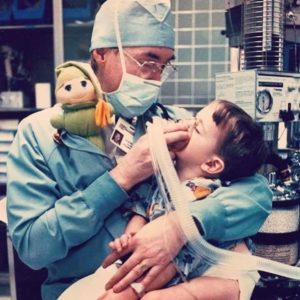 Αναισθησιολόγος παιδιατρική παιδίατρος χειρουργείο αγκαλιά με κουκλάκι αρκουδάκι