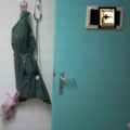 Φακελάκι σε ιατρείο - νοσοκομείο της Κρήτης. Αρνί μέσα σε σακούλα, να κρέμεται δίπλα σε στηθοσκόπιο, από την κρεμάστρα για τις ιατρικές μπλούζες