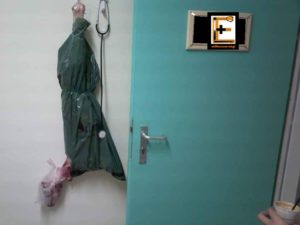 Φακελάκι σε ιατρείο - νοσοκομείο της Κρήτης. Αρνί μέσα σε σακούλα, να κρέμεται δίπλα σε στηθοσκόπιο, από την κρεμάστρα για τις ιατρικές μπλούζες