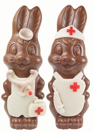 Πασχαλινό πασχαλιάτικο αυγό κουνέλι κουνελάκι σοκολατένιο σοκολάτα με στολή νοσηλευτή νοσηλεύτριας ιατρού ειδικευόμενου ειδικευόμενης